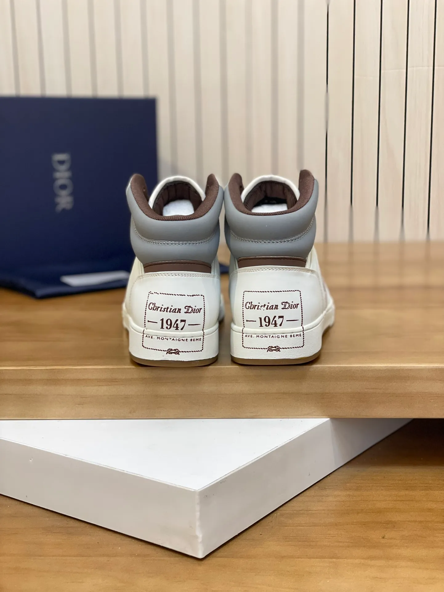 Men's shoes: 💰P460¥ Product trademark: Dior* "Dior*" high-top casual shoes Regular size: 38-44 (can be customized to 45.46) Product materials: Upper imported cowhide stitched with original fabric, breathable lining, original outsole. Number: 1006